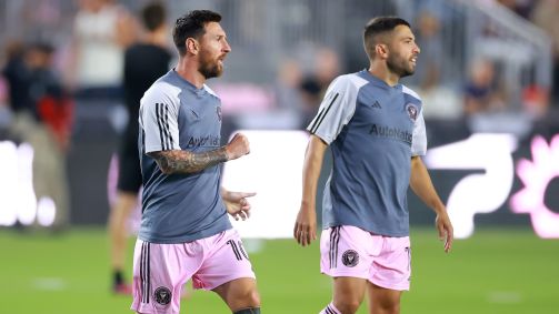 Lionel Messi e Jordi Alba aquecem antes de jogo do Inter Miami