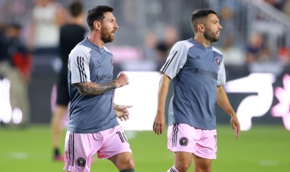 Lionel Messi e Jordi Alba aquecem antes de jogo do Inter Miami