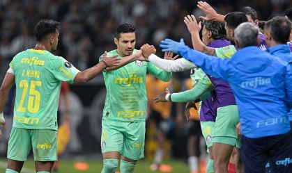 Raphael Veiga comemora o gol do Palmeiras sobre o Atlético-MG no Mineirão
