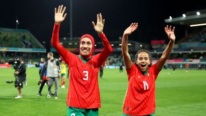 Nouhaila Benzina e Fatima Tagnaout celebram a classificação de Marrocos às oitavas de final