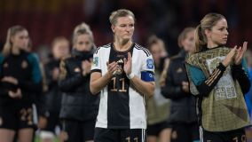 Alexandra Popp e demais jogadoras alemãs agradecem apoio de torcedores após eliminação