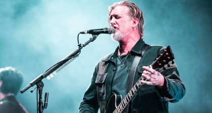 O vocalista Josh Homme, do Queens of the Stone Age, se apresenta em Washington, nos EUA, em 9 de agosto de 2023.