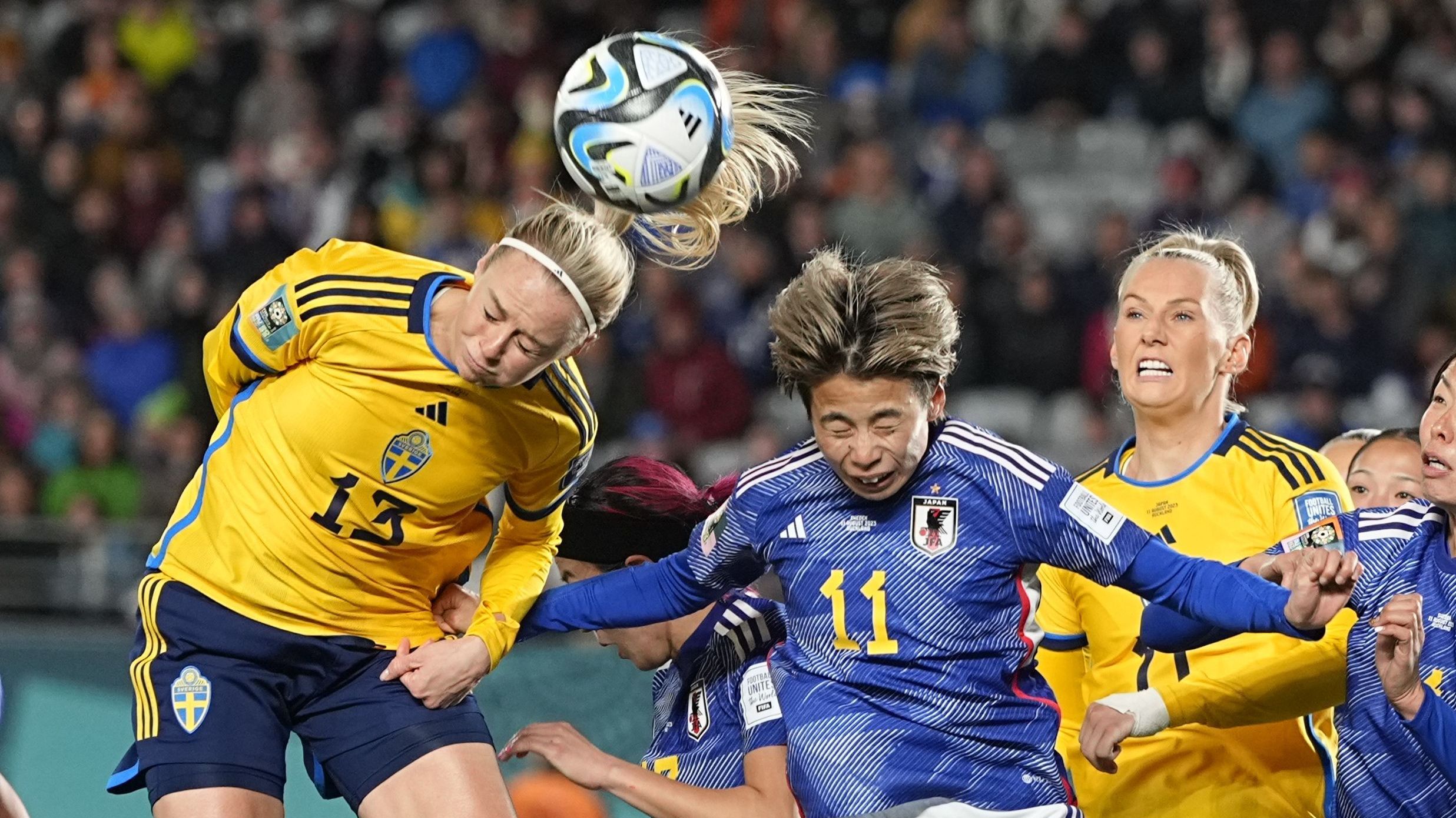 Amanda Ilestedt cabeceia em jogo contra o Japão. Bola aérea é a principal arma da Suécia na Copa