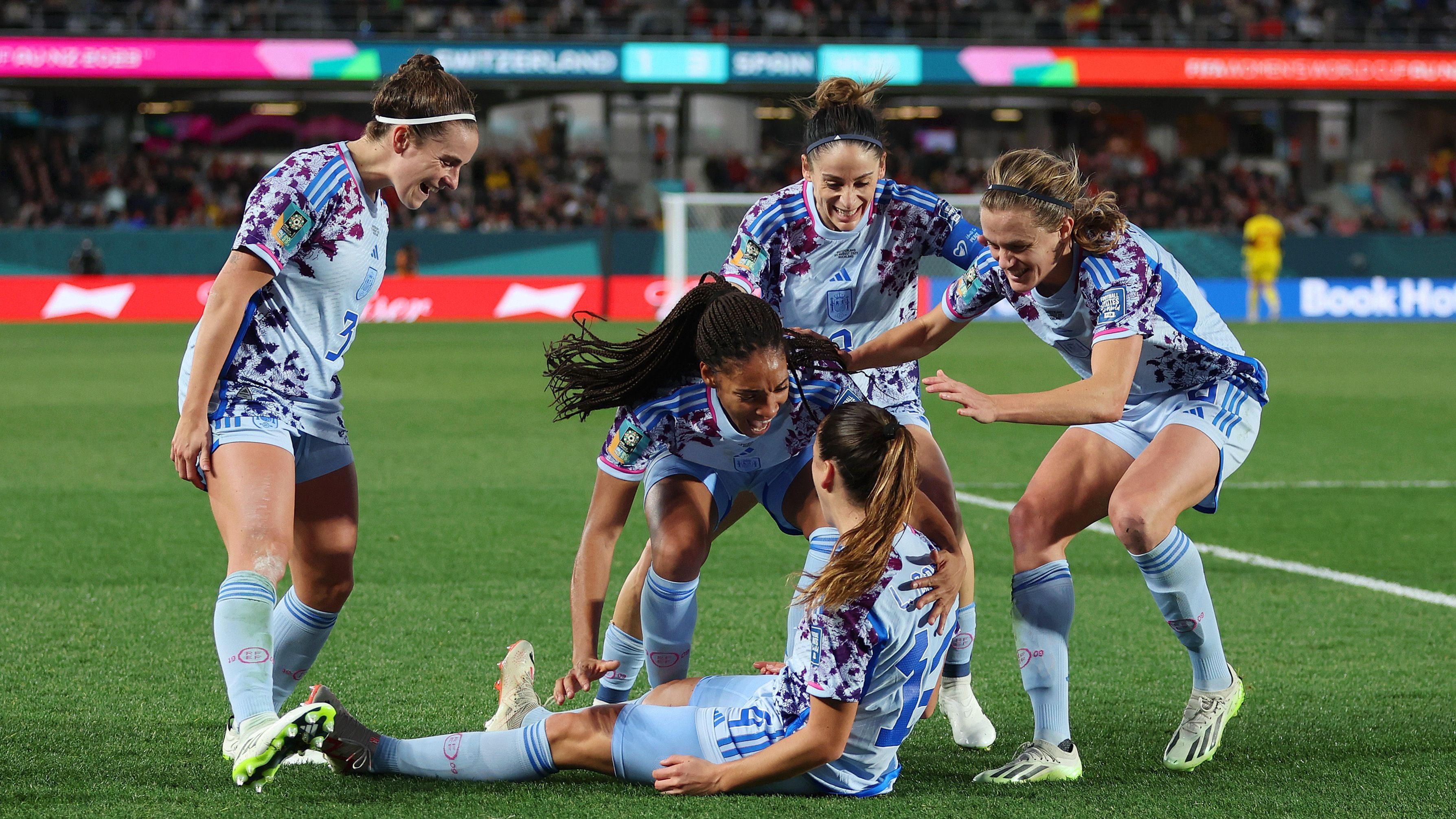 Jogadoras da Espanha comemoram gol contra a Suíça