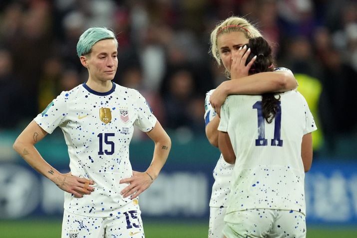 Jogadora da seleção dos EUA, Lindsey Horan abraça Sophia Smith ao lado de Megan Rapinoe após serem eliminadas pela Suécia nos pênaltis nas oitavas de final da Copa do Mundo Feminina de 2023. / Robin Alam/USSF/Getty Images for USSF