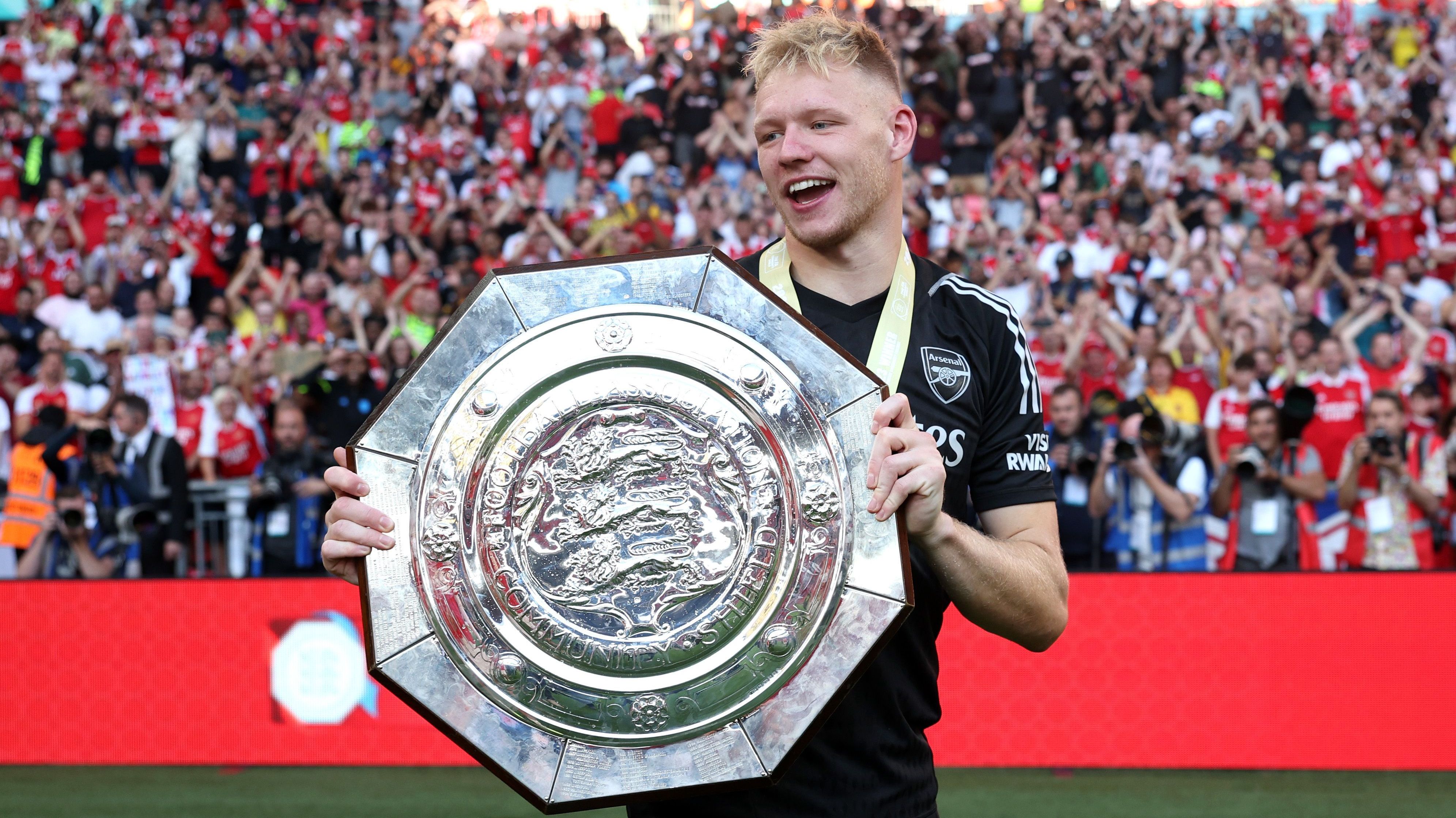 Aaron Ramsdale com a taça da Supercopa da Inglaterra