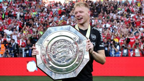 Aaron Ramsdale com a taça da Supercopa da Inglaterra