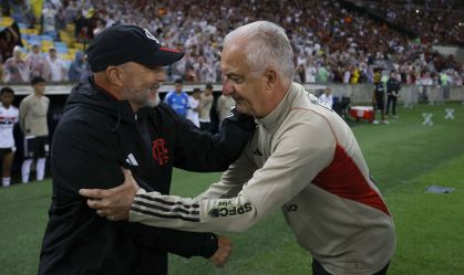 Jorge Sampaoli e Dorival Júnior se cumprimentam antes de jogo pelo Brasileirão