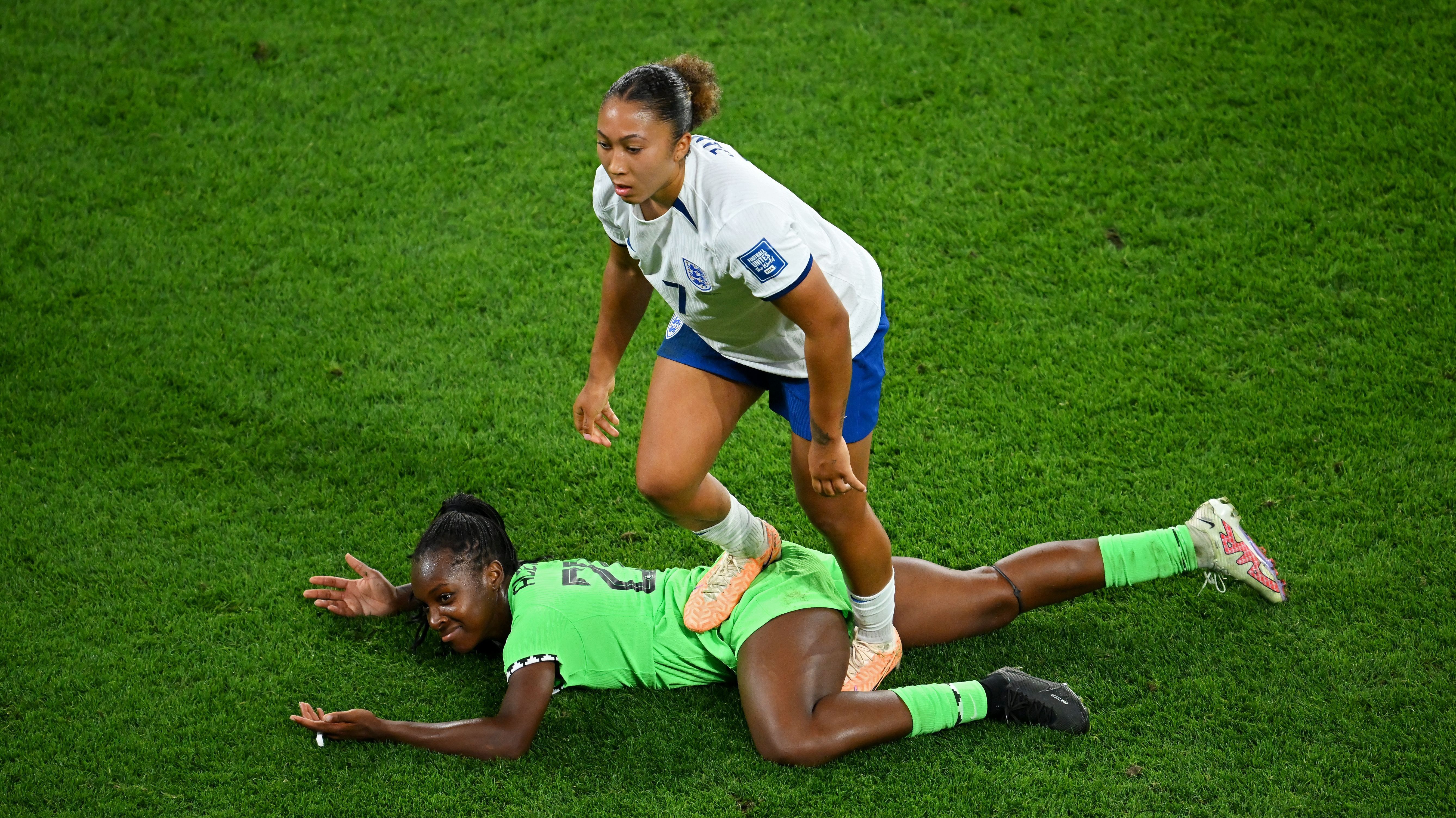Lauren James dá um pisão na nigeriana Michelle Alozie