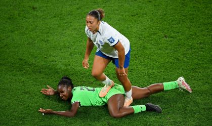 Inglesa que pisou em nigeriana é suspensa por dois jogos e poderá jogar final da Copa