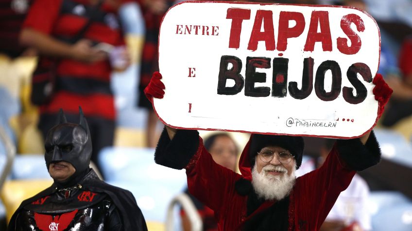 Torcedor do Flamengo leva cartaz para o Maracanã / Wagner Meier/Getty Images