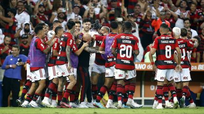 Jogadores do Flamengo comemoram o gol de Arrascaeta com o técnico Sampaoli
