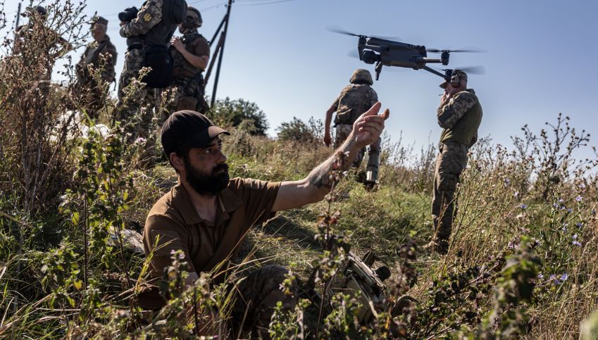 Soldado ucraniano pilota um drone durante um treinamento militar enquanto a guerra Rússia-Ucrânia continua em Donetsk • Diego Herrera Carcedo/Agência Anadolu via Getty Images
