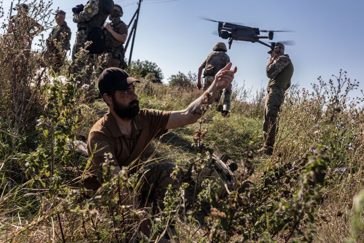 Soldado ucraniano pilota um drone durante um treinamento militar enquanto a guerra Rússia-Ucrânia continua em Donetsk / Diego Herrera Carcedo/Agência Anadolu via Getty Images