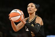 Estrela da WNBA iguala recorde de pontos da liga e ganha elogio de LeBron