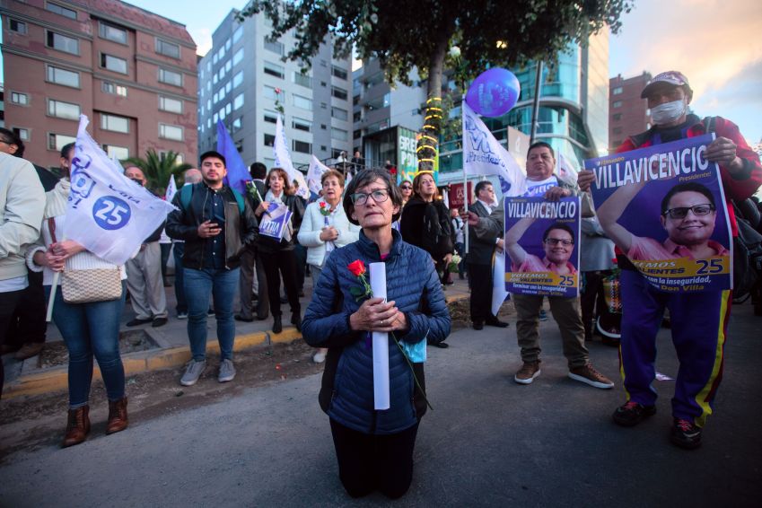 Simpatizantes durante marcha em memória ao candidato assassinado Fernando Villavicencio / Juan Diego Montenegro/Getty Images