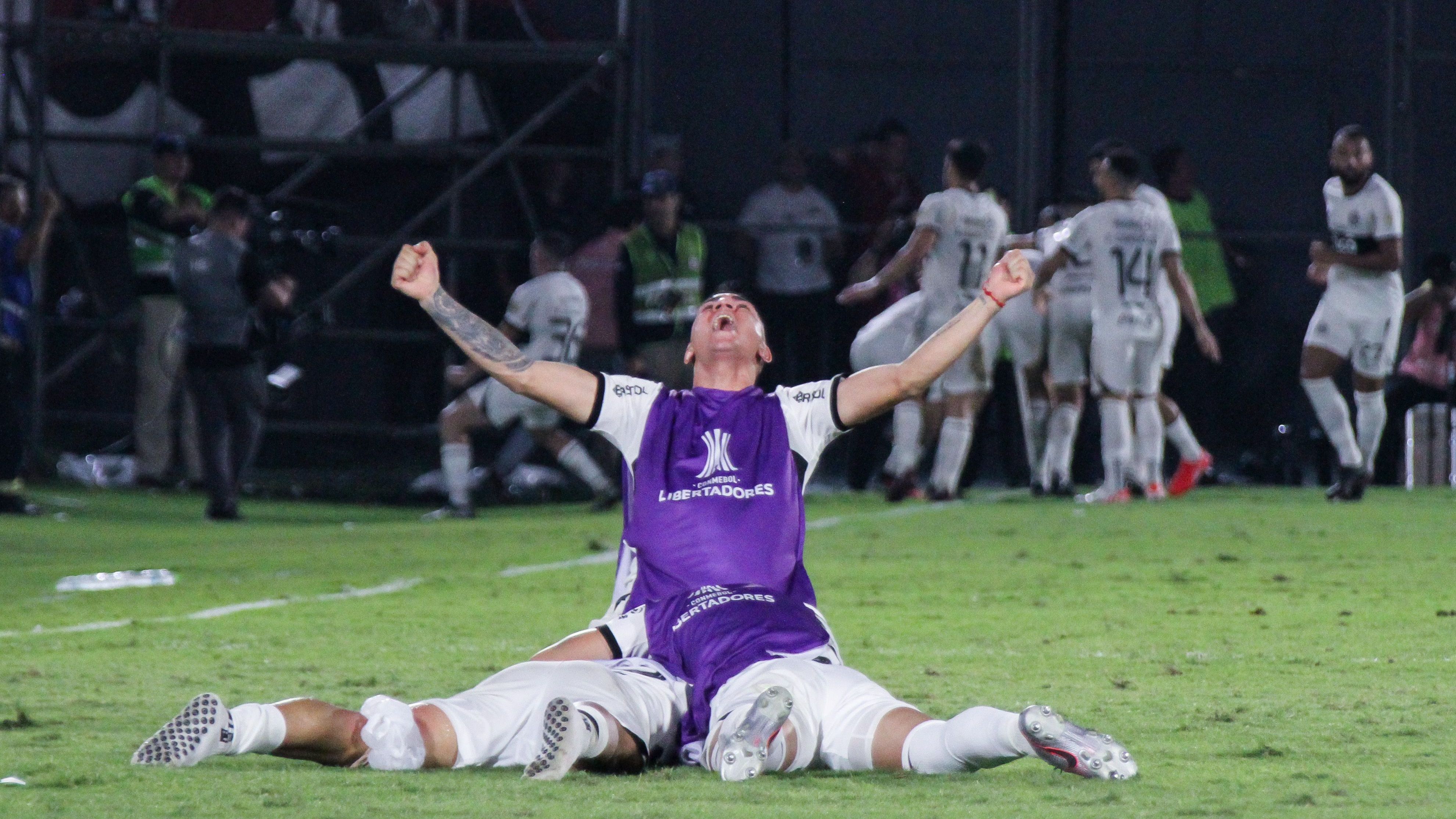 Jogadores do Olímpia comemoram o gol da classificação sobre o Flamengo