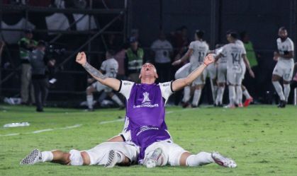 Jogadores do Olímpia comemoram o gol da classificação sobre o Flamengo