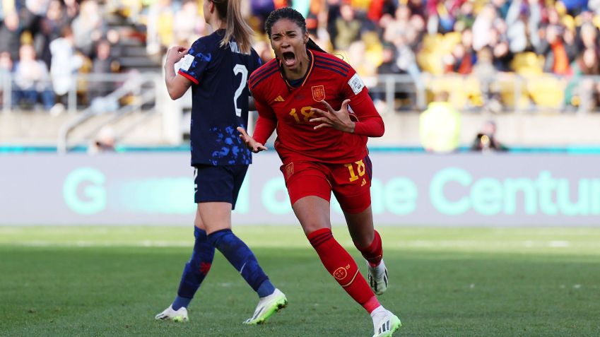 Salma Paralluelo comemora o gol na prorrogação que levou a Espanha a uma semifinal inédita / Photo by Maja Hitij - FIFA/FIFA via Getty Images