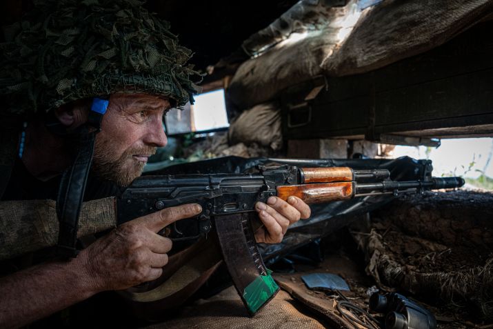 Soldado ucraniano mantém sua posição dentro de uma trincheira em meio à guerra entre a Rússia e a Ucrânia em Donetsk / Ignacio Marin/Agência Anadolu via Getty Images