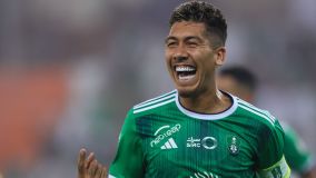 Roberto Firmino comemora um dos gols que marcou pelo Al-Ahli