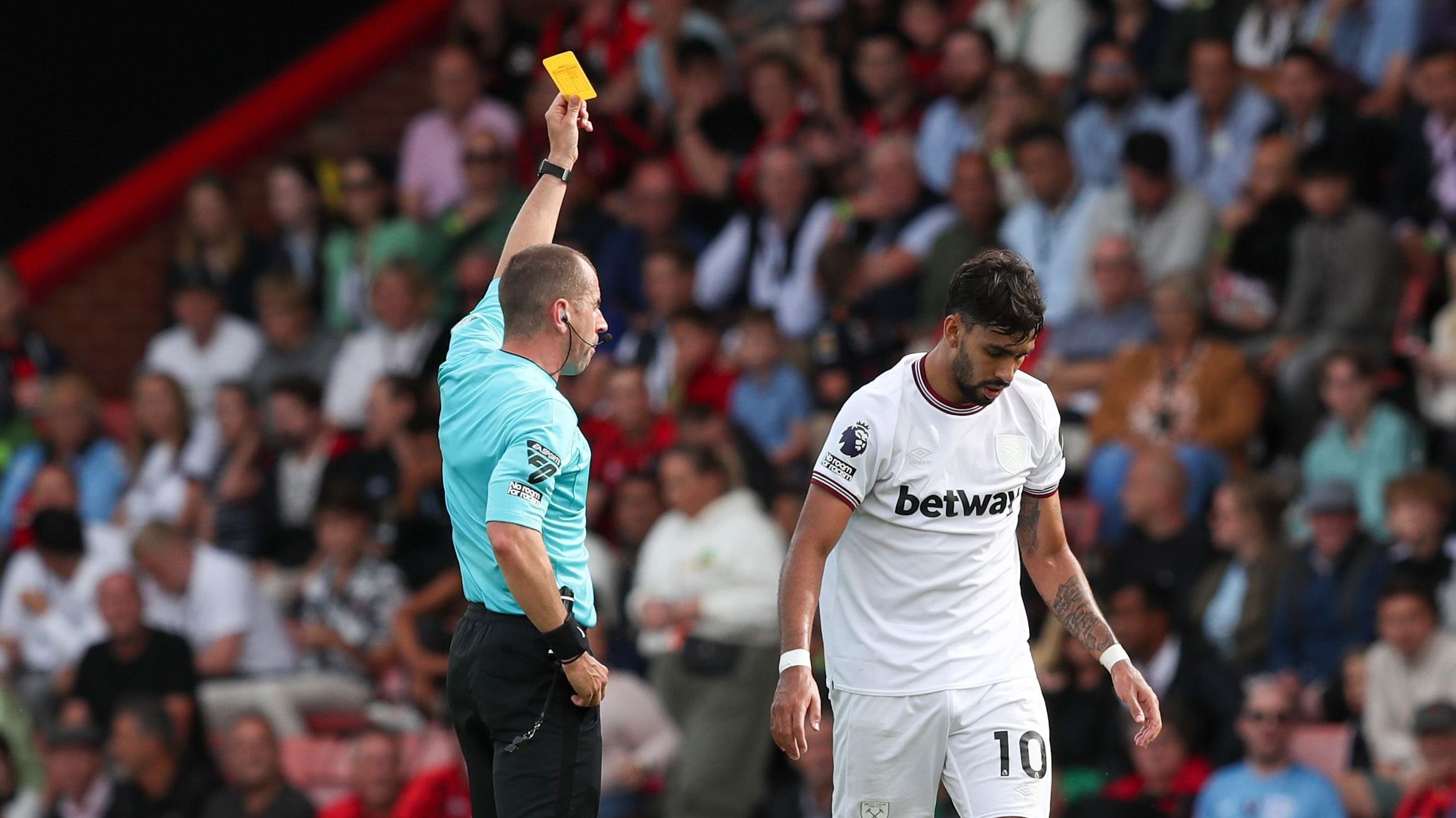 Paquetá recebe amarelo durante o jogo do West Ham contra o Bournemouth