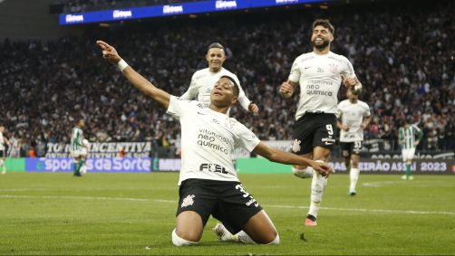 Wesley comemora o terceiro gol do Corinthians contra o Coritiba