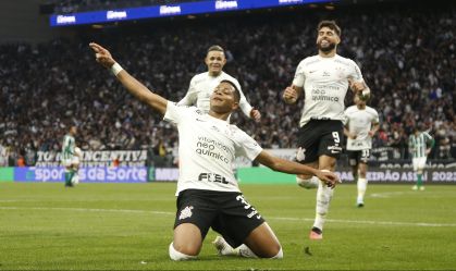 Wesley comemora o terceiro gol do Corinthians contra o Coritiba