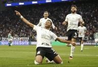 Corinthians bate o Coritiba e amplia sequência invicta antes de decisão na Copa do Brasil