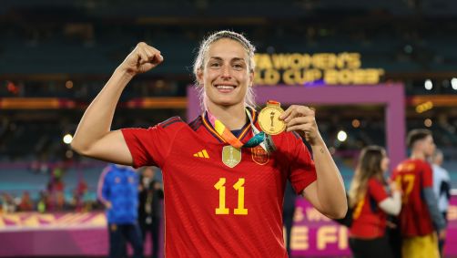 Alexia Putellas com a medalha de campeã do mundo após a vitória sobre a Inglaterra