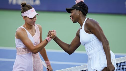 Venus Williams cumprimenta a russa Veronika Kudermetova em Cincinnatti