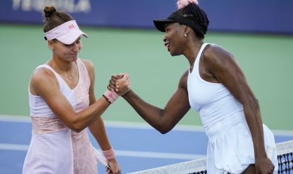 Venus Williams cumprimenta a russa Veronika Kudermetova em Cincinnatti