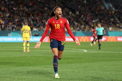 Salma Paralluelo celebra primeiro gol da Espanha contra a Suécia, na semifinal da Copa do Mundo Feminina
