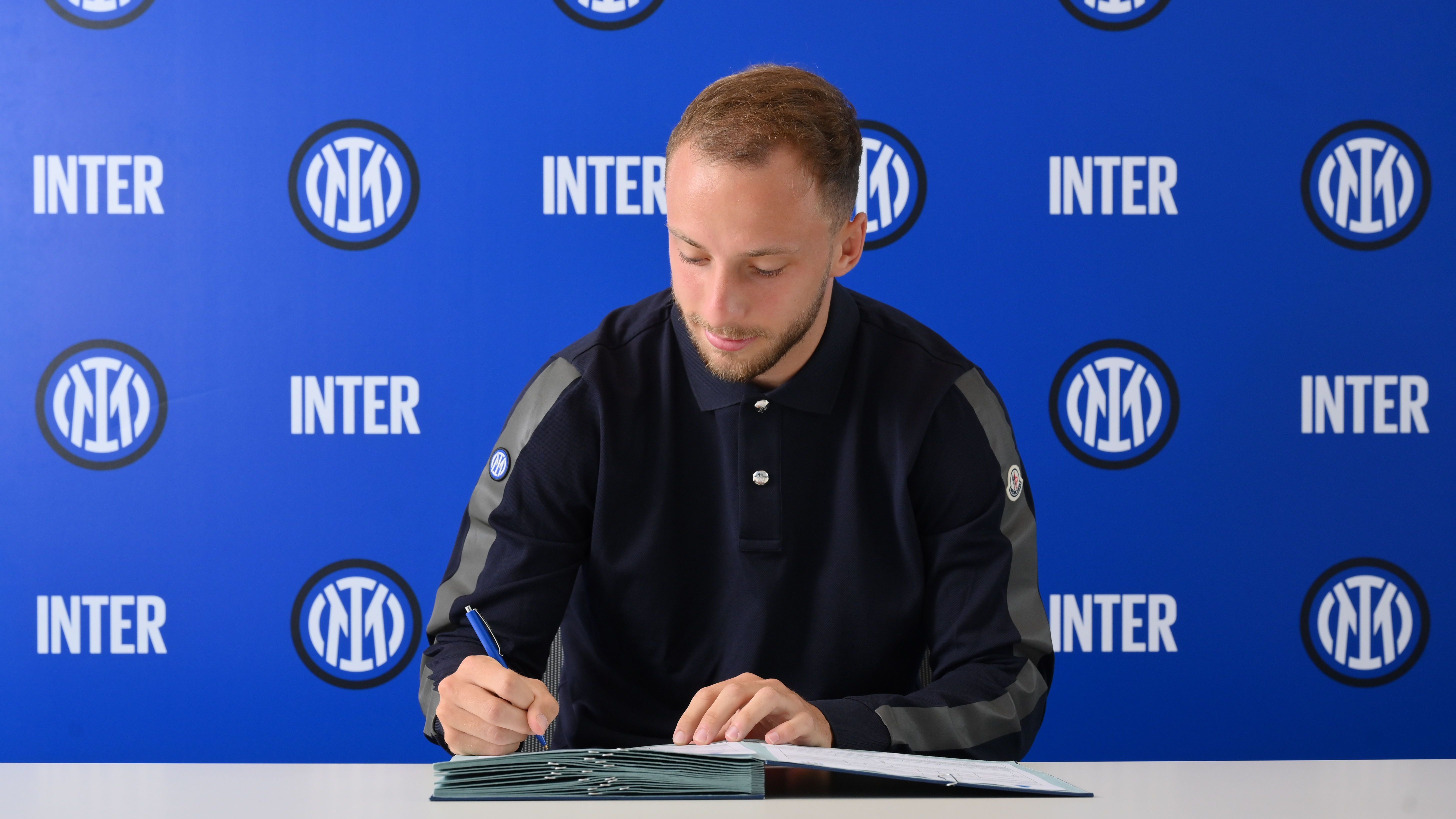Carlos Augusto assina contrato com a Inter de Milão
