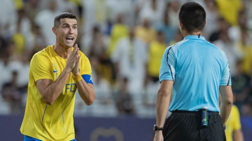 Cristiano Ronaldo reclama com o árbitro na vitória do Al-Nassr sobre Shabab Al-Ahli
