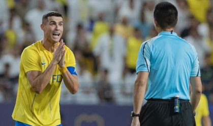 Cristiano Ronaldo reclama com o árbitro na vitória do Al-Nassr sobre Shabab Al-Ahli
