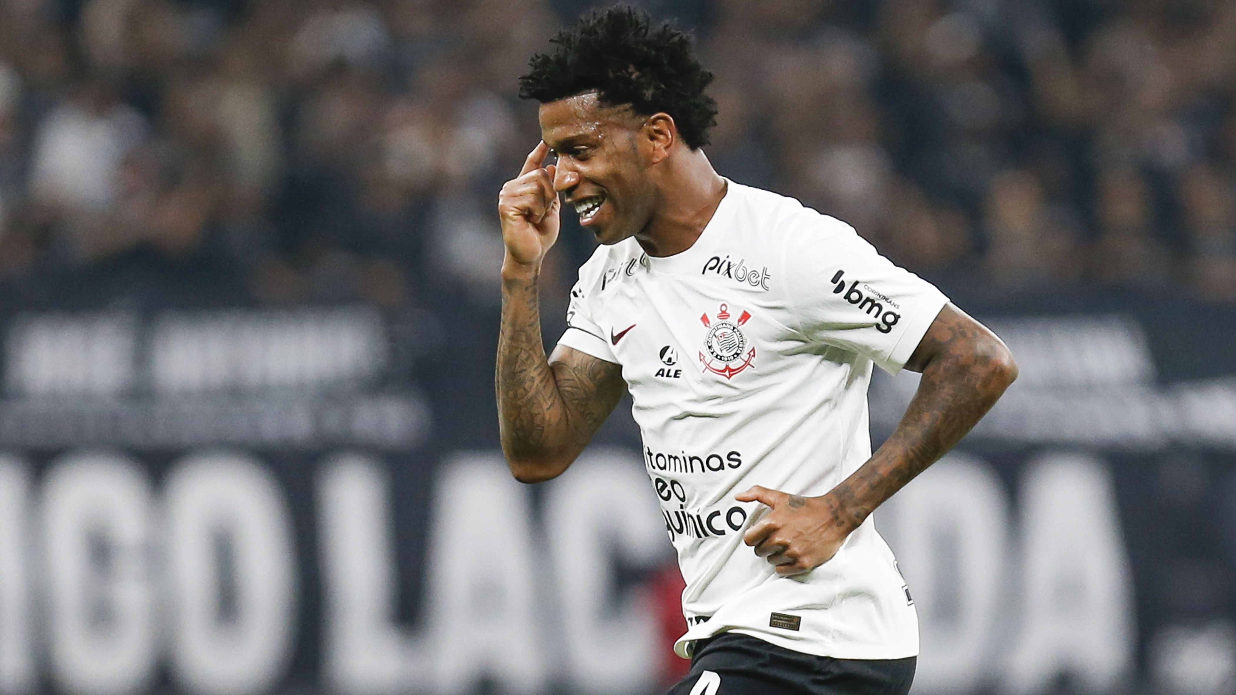 Gil comemora o gol sobre o Estudiantes na Sul-Americana