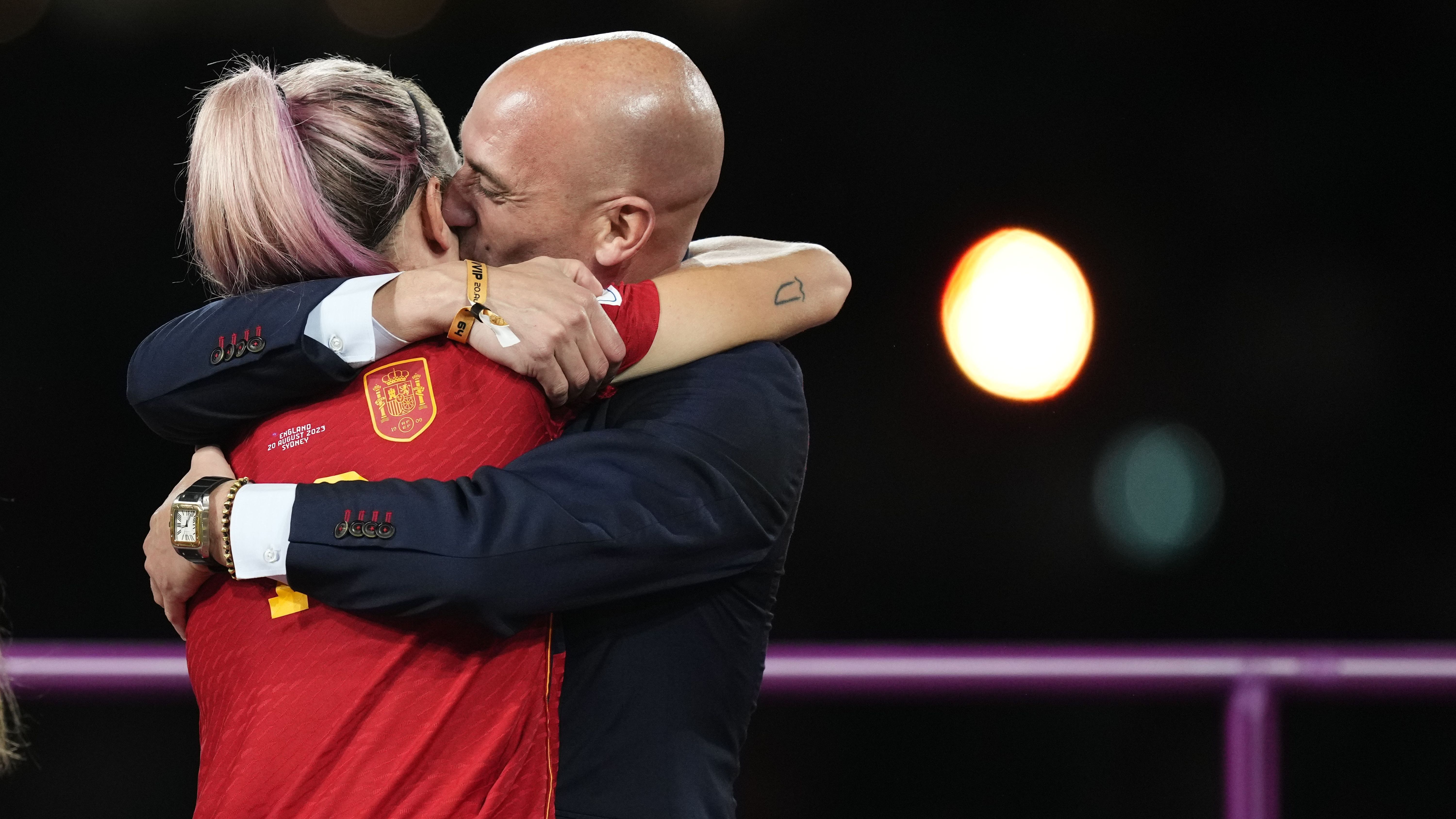 Luis Rubiales beija no rosto a melhor jogadora do mundo Alexia Putellas