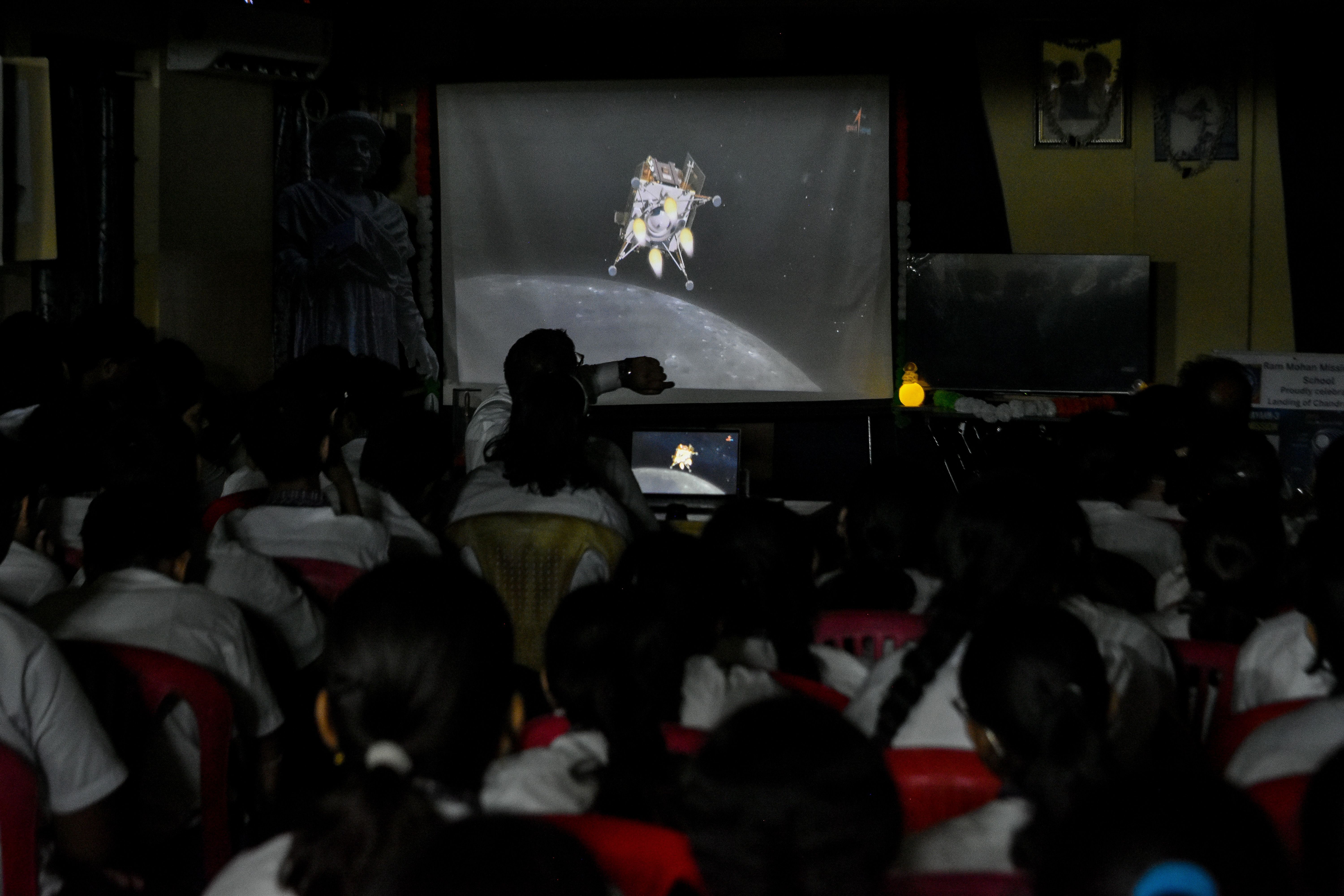 Crianças em escola na Índia assistem à transmissão ao vivo do pouso da Chandrayaan 3 na superfície da Lua, tornando o país o quarto a pousar na Lua.