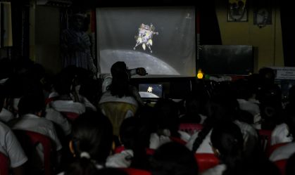 Crianças em escola na Índia assistem à transmissão ao vivo do pouso da Chandrayaan 3 na superfície da Lua, tornando o país o quarto a pousar na Lua.