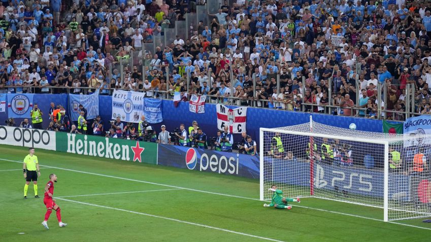 Gudelj acerta o travessão no único pênalti perdido da decisão / Angel Martinez - UEFA/UEFA via Getty Images