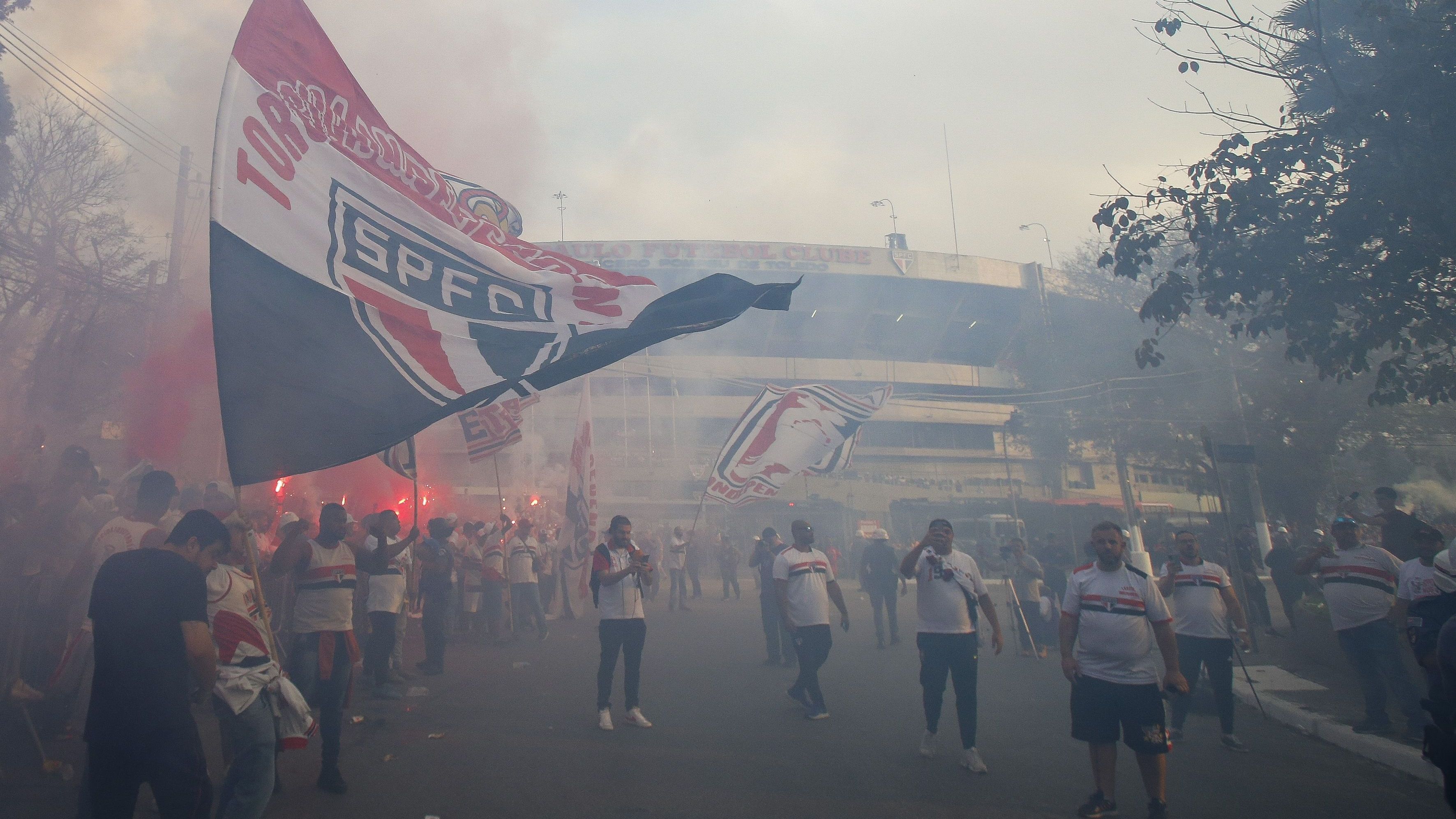 Torcida do São Paulo na chegada ao Morumbi para o jogo contra o Corinthians