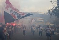 Ônibus do Corinthians é vandalizado na chegada ao Morumbi