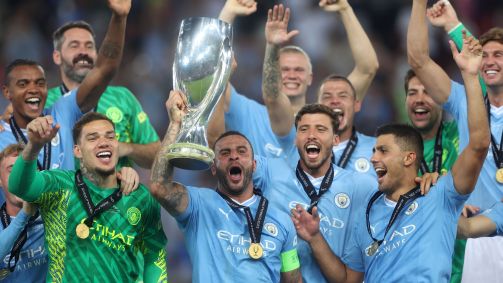 Capitão Kyle Walker levanta a taça inédita da Supercopa da Uefa