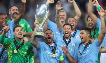 Capitão Kyle Walker levanta a taça inédita da Supercopa da Uefa