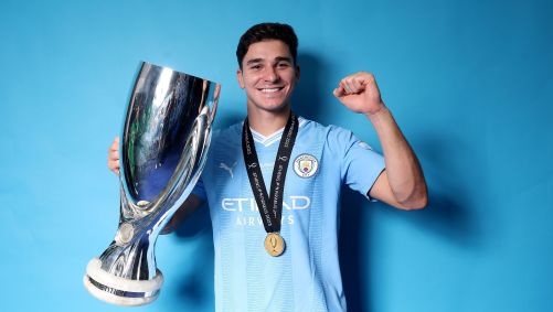 Julián Álvarez, do Manchester City, com a taça da Supercopa da Europa