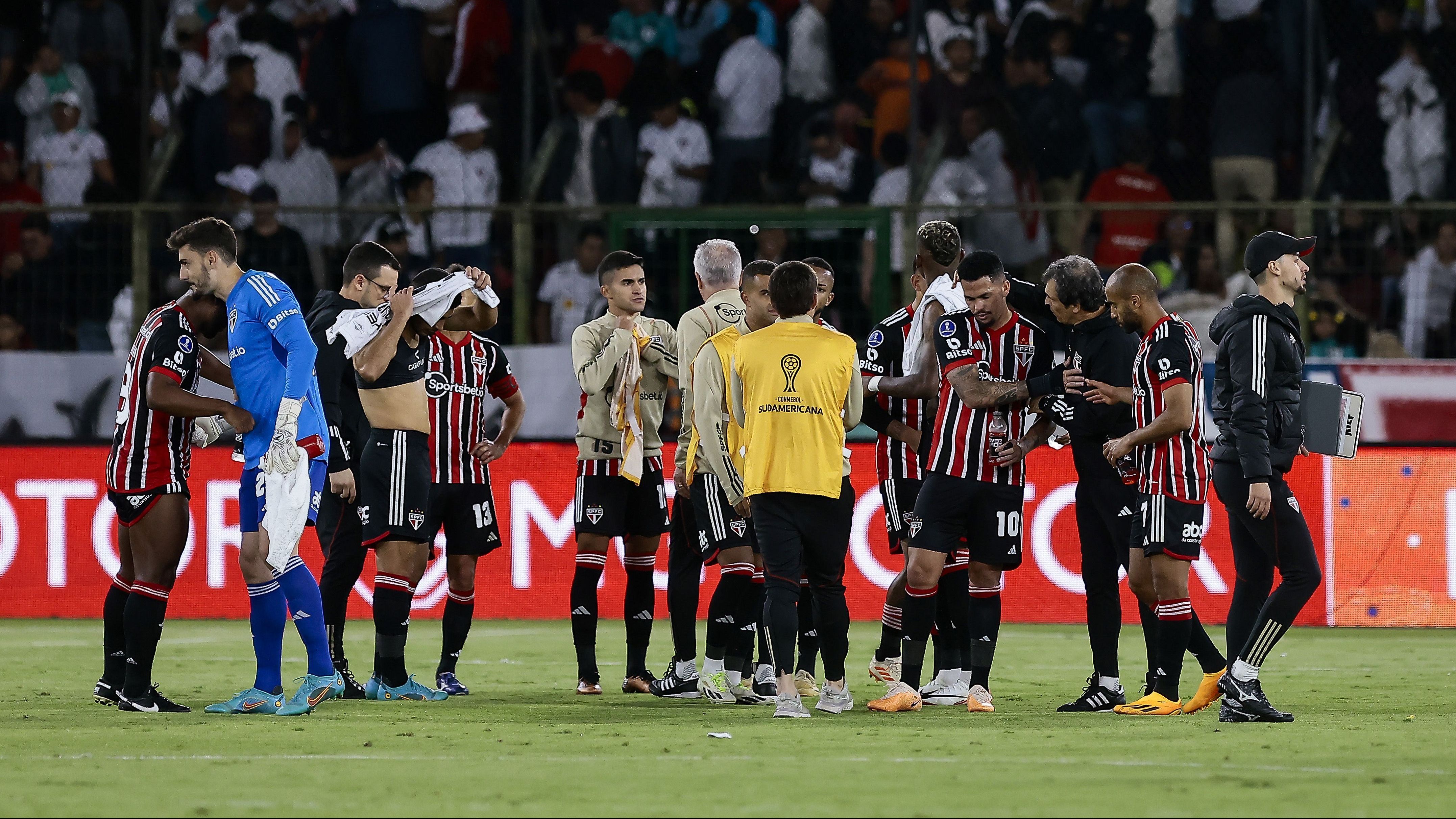 Jogadores do São Paulo na partida contra a LDU, em Quito