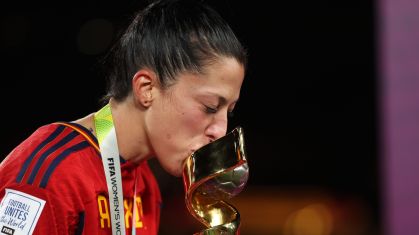 A espanhola Jenni Hermoso beija a taça de campeã do mundo