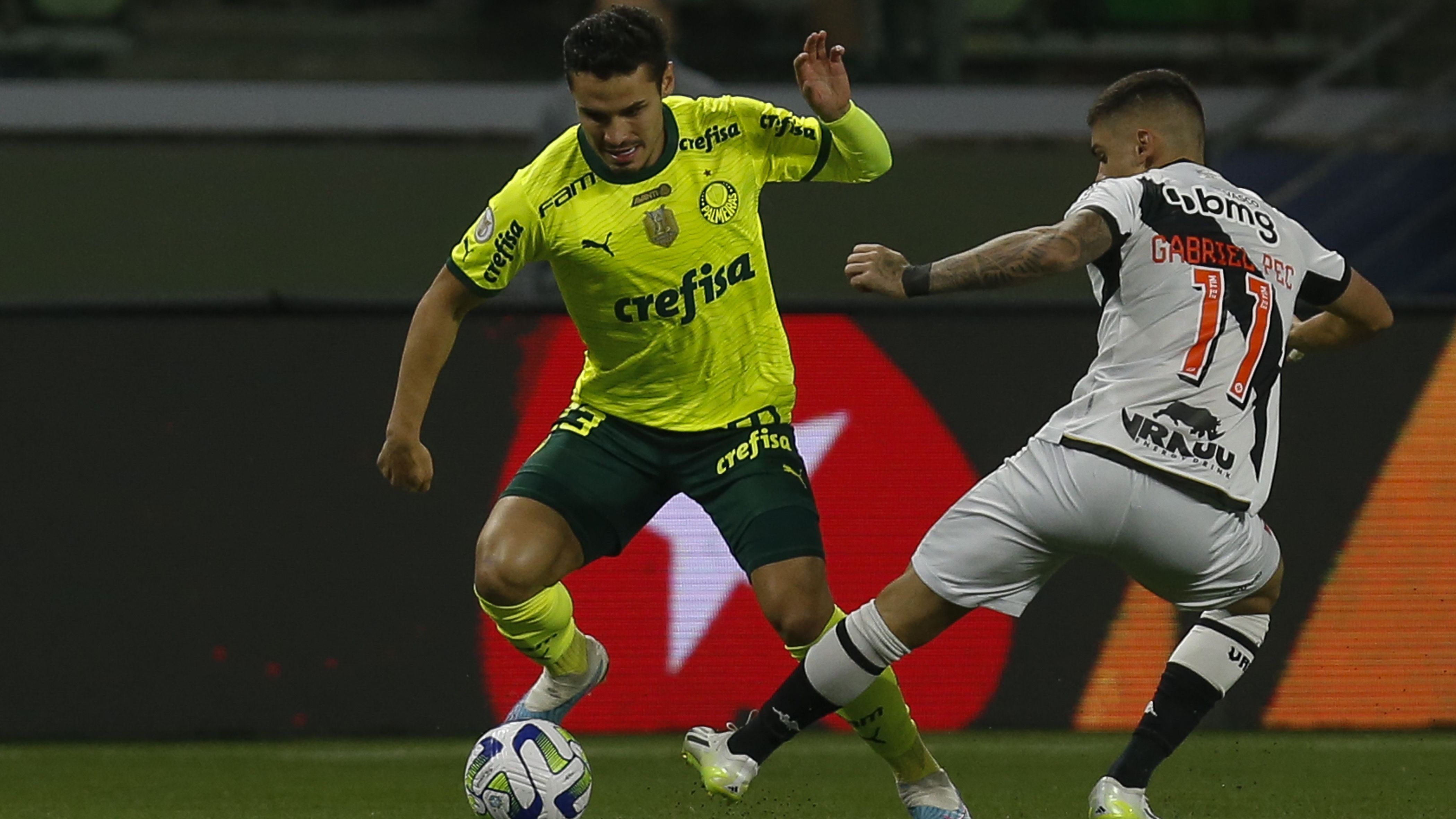 Raphael Veiga tenta drible sobre Gabriel Pec em Palmeiras x Vasco