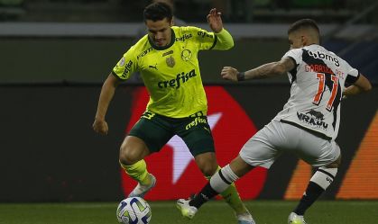 Raphael Veiga tenta drible sobre Gabriel Pec em Palmeiras x Vasco